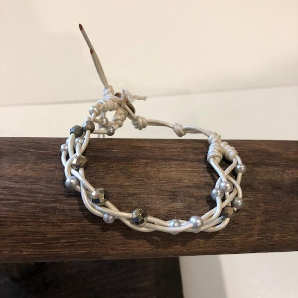 CHAN LUU GREY PEARL SINGLE STRAND BRACELET/PEARL LEATHER, BS-5539, NEW